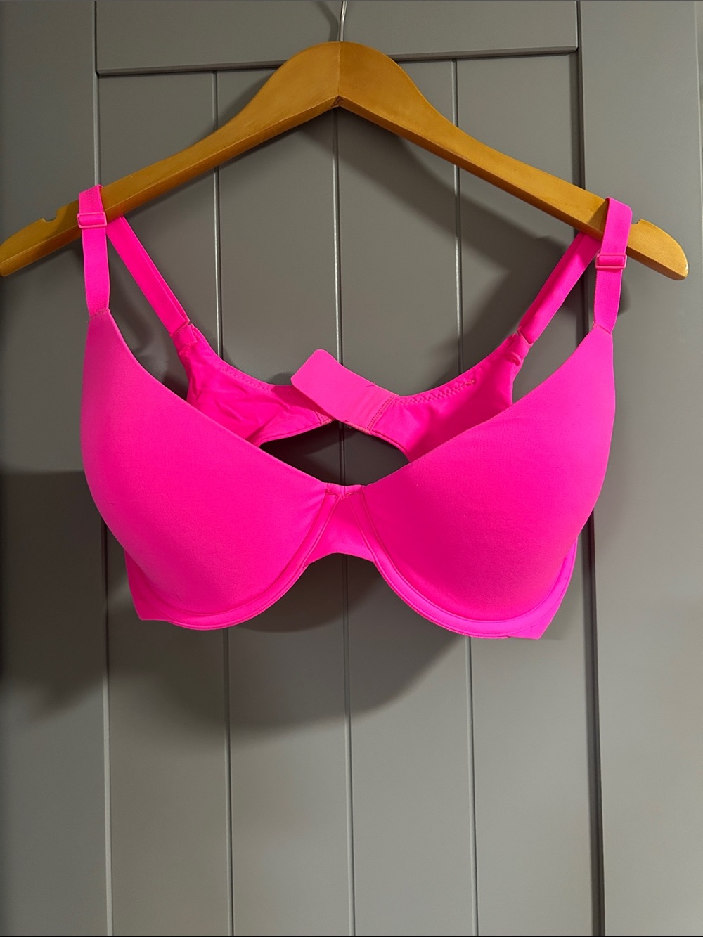 Skims Hot Pink T-Shirt Bra - Comfortable Everyday Support